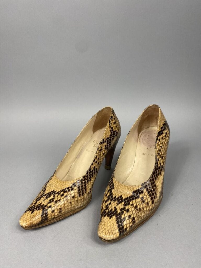 Christian DIOR - Deux paires d'escarpins, l'une en cuir verni beige à bout poin…