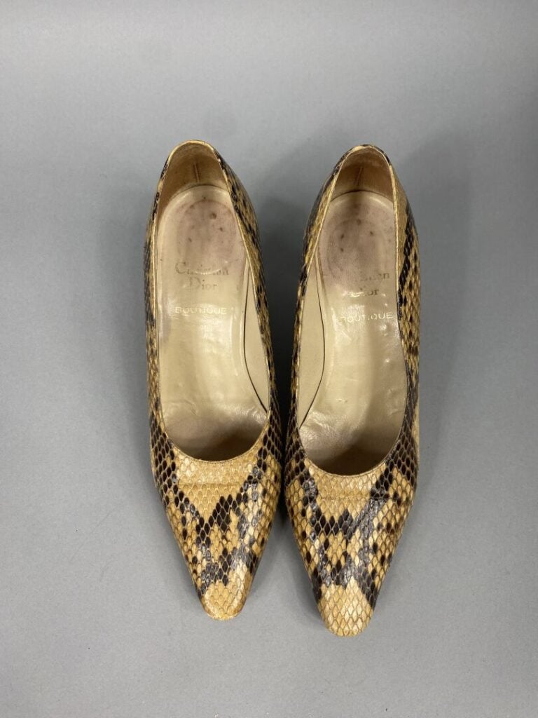 Christian DIOR - Deux paires d'escarpins, l'une en cuir verni beige à bout poin…
