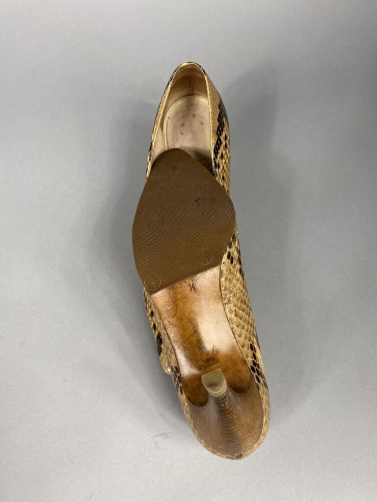 Christian DIOR - Deux paires d'escarpins, l'une en cuir verni beige à bout poin…