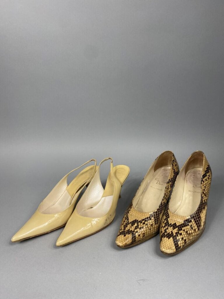Christian DIOR - Deux paires d'escarpins, l'une en cuir verni beige à bout poin…