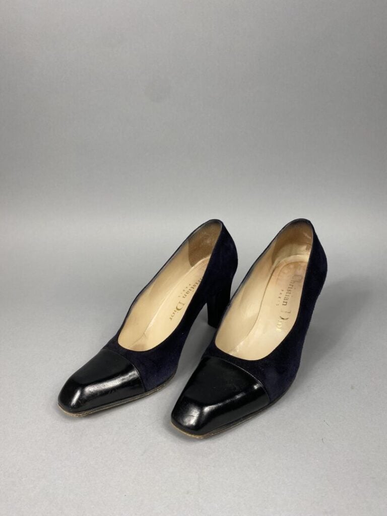 Christian DIOR - Deux paires d'escarpins, l'une en daim bleu marine à bout noir…