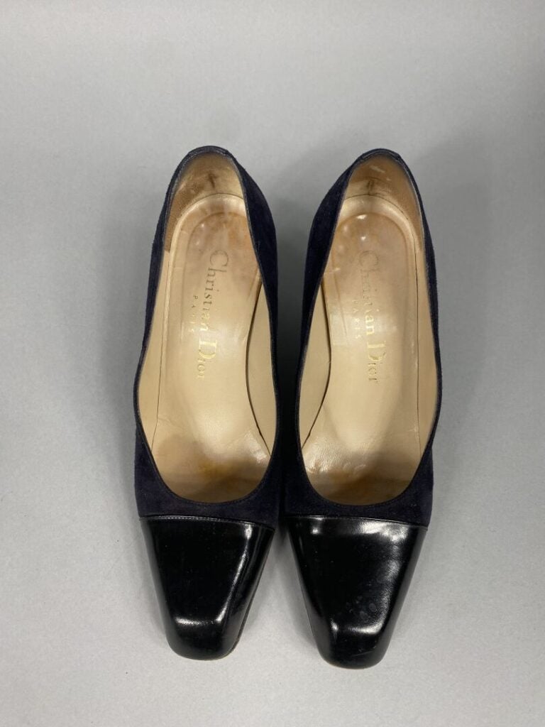 Christian DIOR - Deux paires d'escarpins, l'une en daim bleu marine à bout noir…
