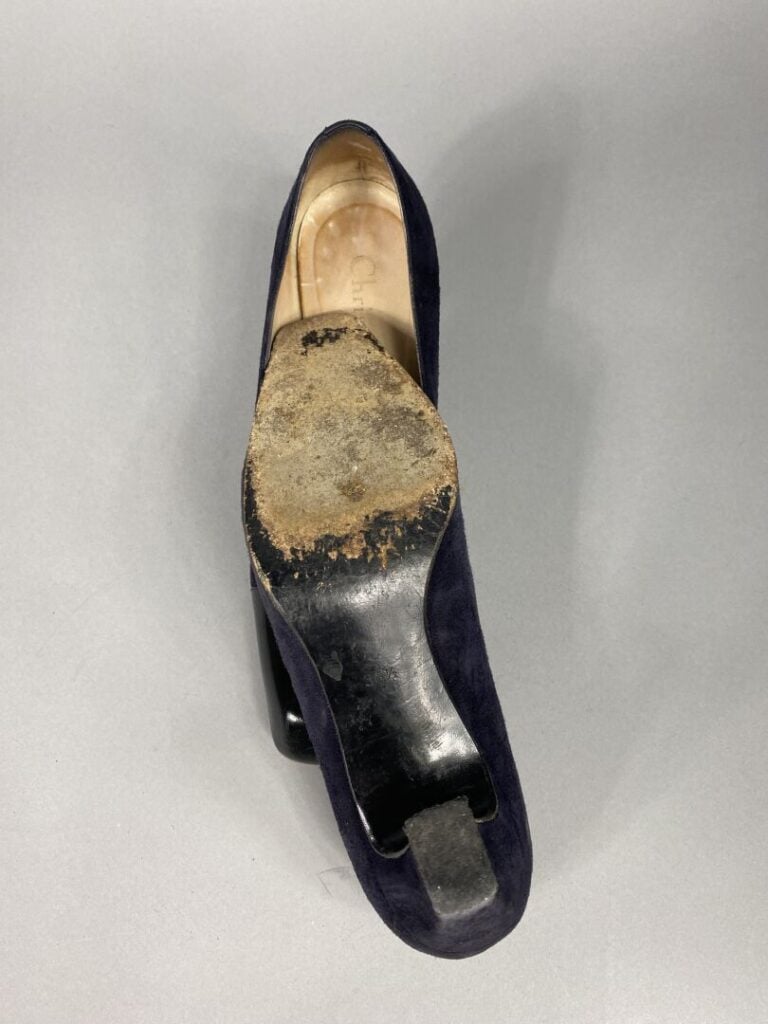 Christian DIOR - Deux paires d'escarpins, l'une en daim bleu marine à bout noir…