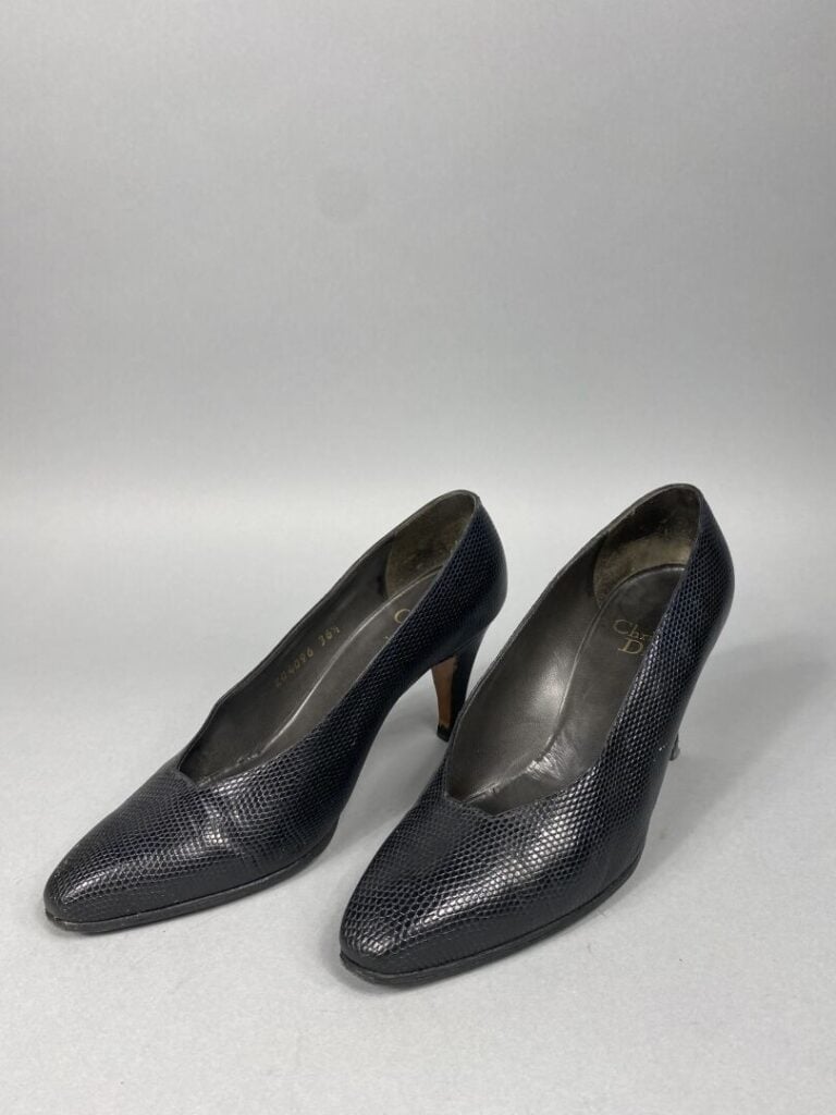 Christian DIOR - Deux paires d'escarpins, l'une en daim bleu marine à bout noir…