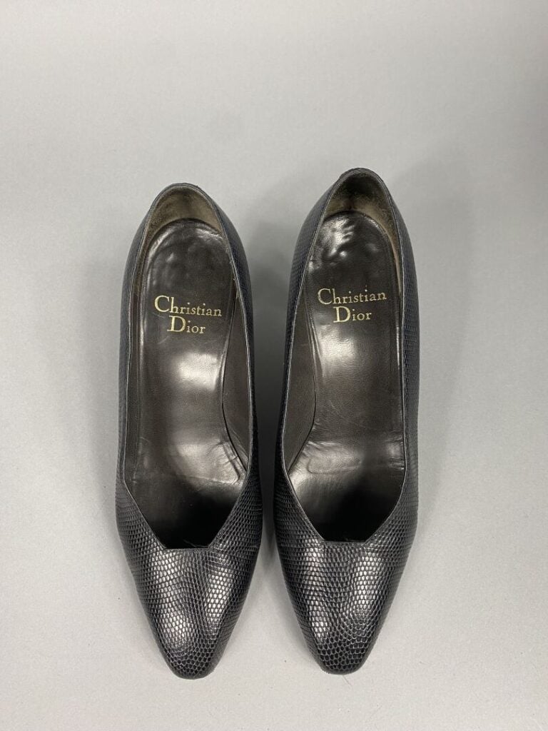 Christian DIOR - Deux paires d'escarpins, l'une en daim bleu marine à bout noir…
