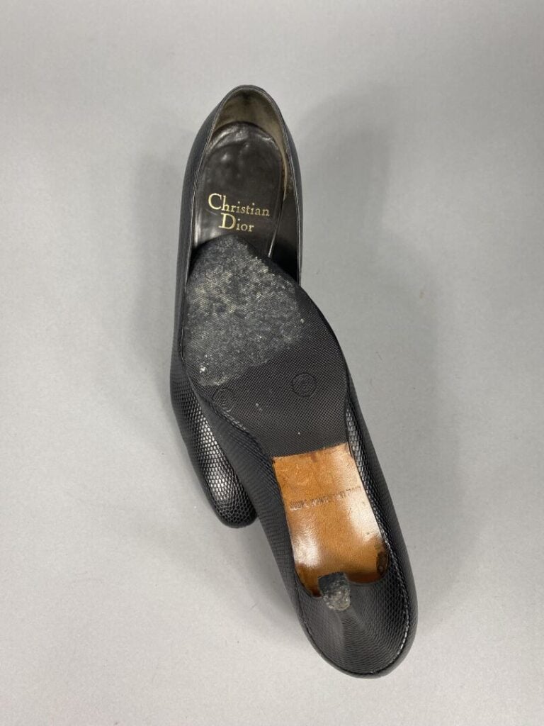 Christian DIOR - Deux paires d'escarpins, l'une en daim bleu marine à bout noir…