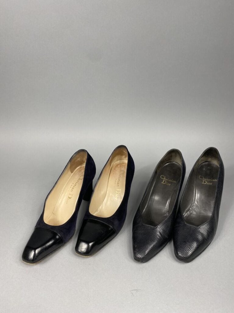Christian DIOR - Deux paires d'escarpins, l'une en daim bleu marine à bout noir…