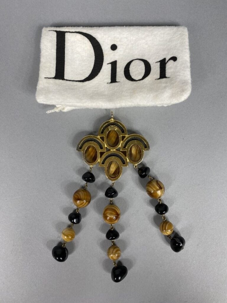 Christian DIOR - Pendentif en métal doré orné de cabochons imitation oeil de ti…