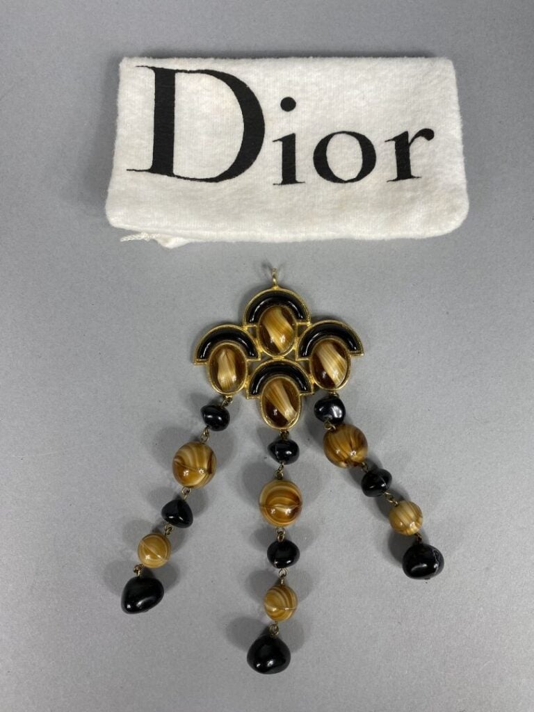 Christian DIOR - Pendentif en métal doré orné de cabochons imitation oeil de ti…