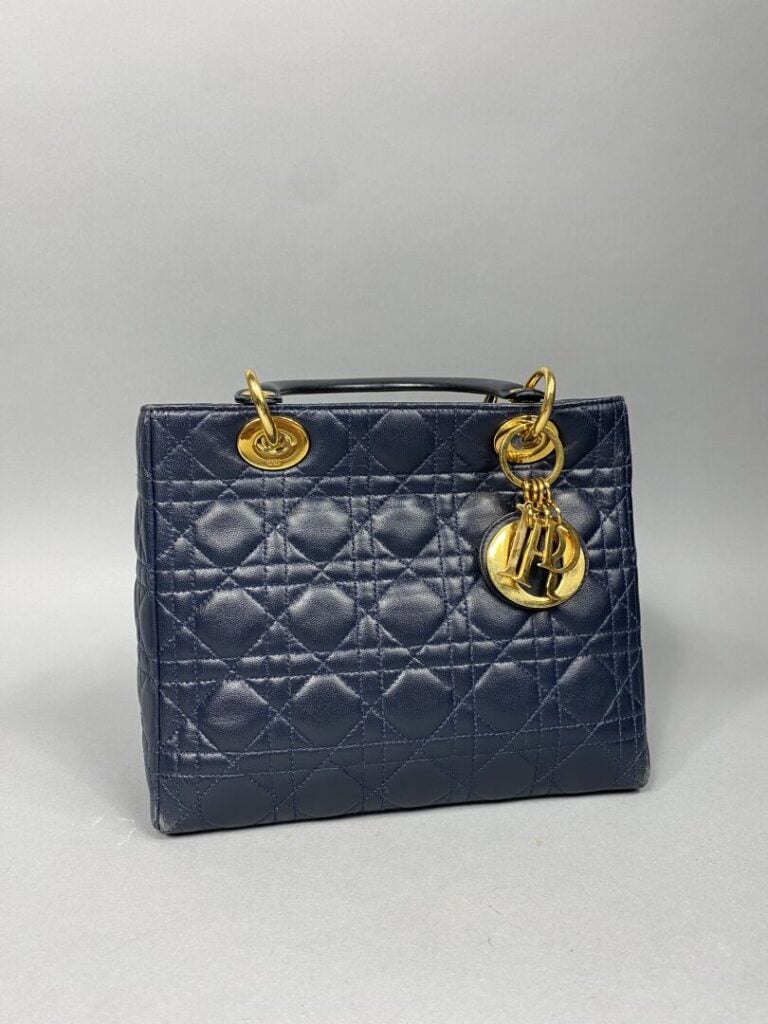 Christian DIOR - Sac « Lady » en cuir cannage marine, attributs dorés, double p…