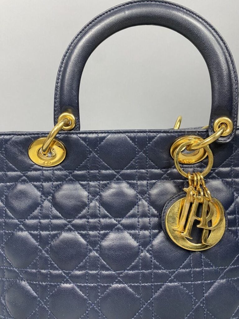 Christian DIOR - Sac « Lady » en cuir cannage marine, attributs dorés, double p…