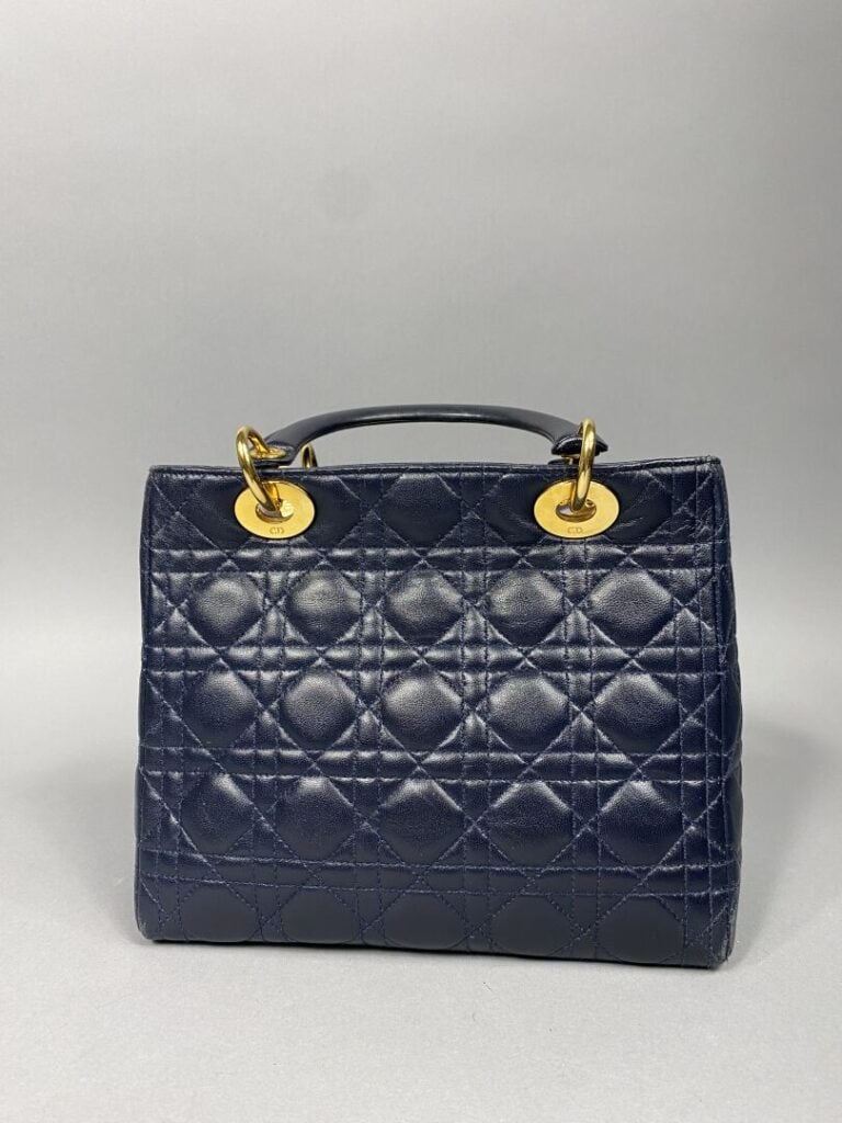 Christian DIOR - Sac « Lady » en cuir cannage marine, attributs dorés, double p…