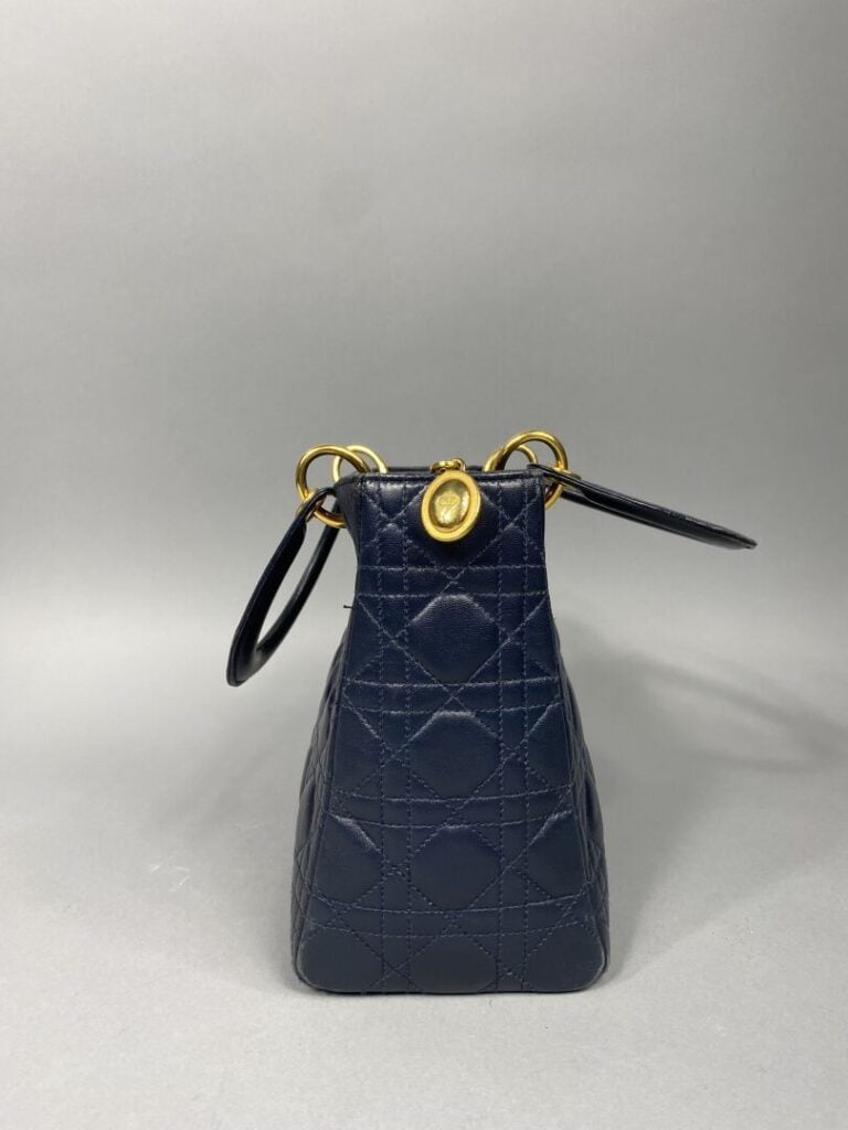 Christian DIOR - Sac « Lady » en cuir cannage marine, attributs dorés, double p…