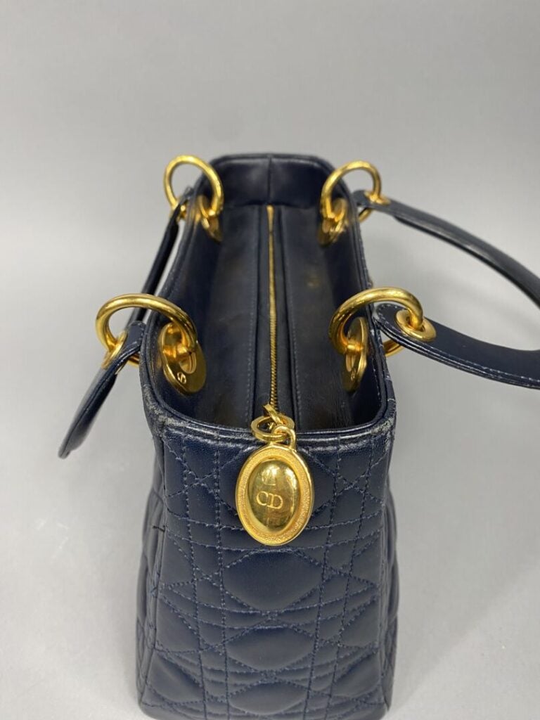 Christian DIOR - Sac « Lady » en cuir cannage marine, attributs dorés, double p…