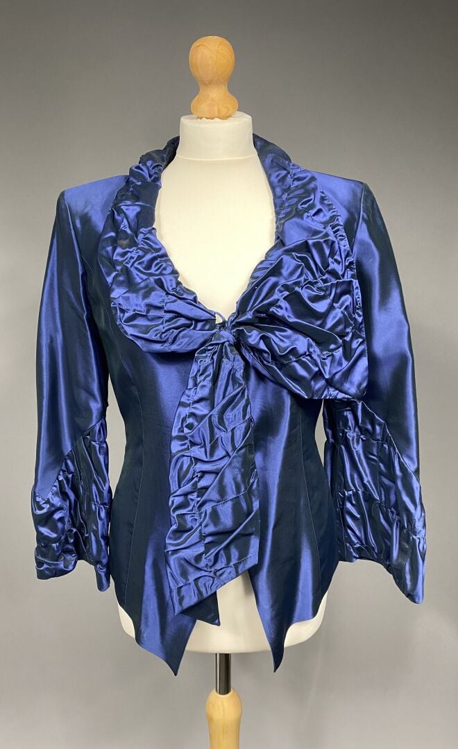 Christian LACROIX - Blouse en soie moirée dans les tons bleu nuit à large col s…