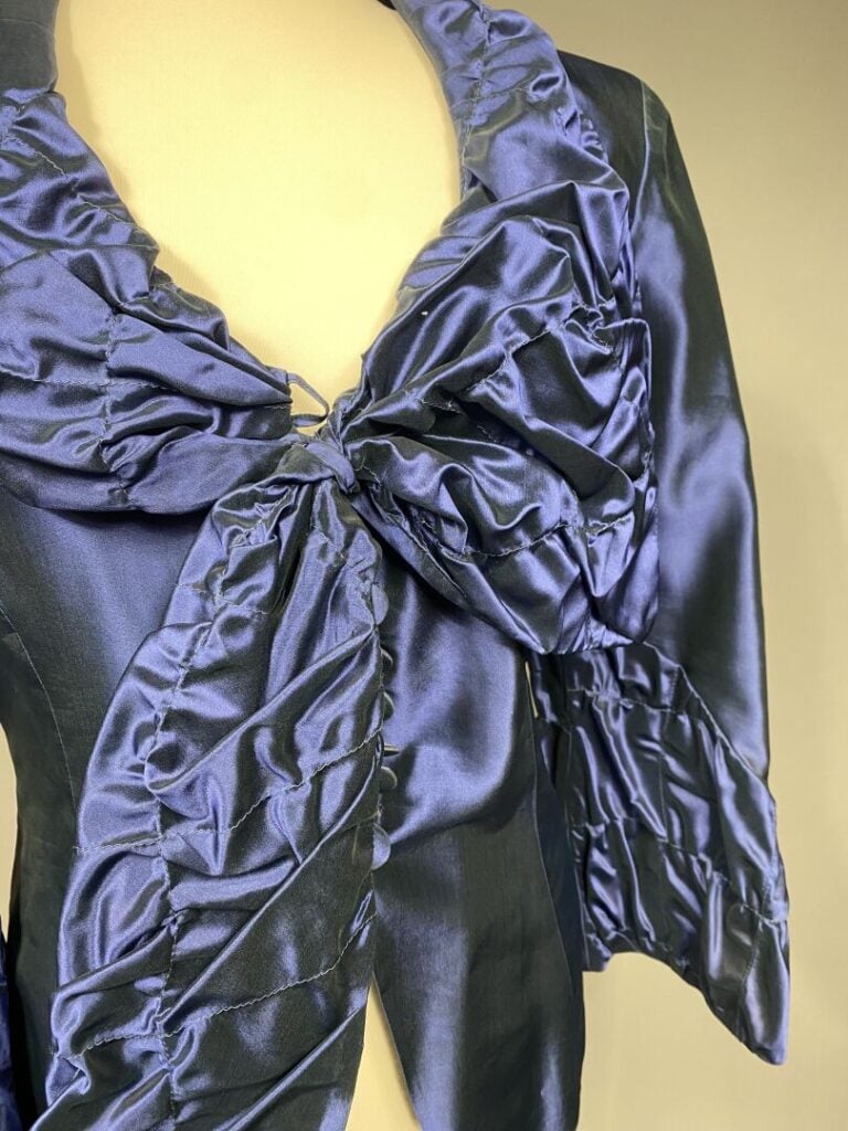 Christian LACROIX - Blouse en soie moirée dans les tons bleu nuit à large col s…