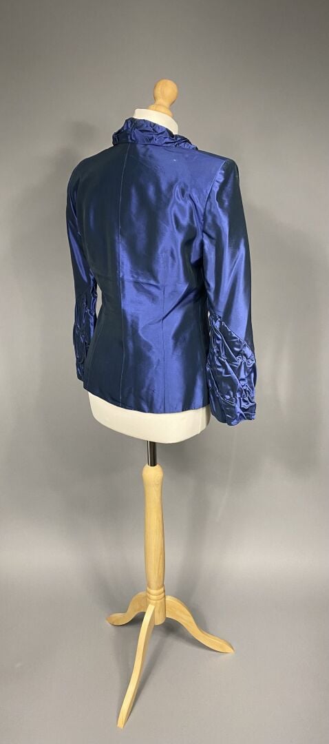 Christian LACROIX - Blouse en soie moirée dans les tons bleu nuit à large col s…
