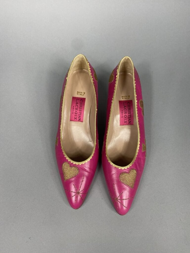 Christian LACROIX - Escarpins en cuir rose et broderies dorées - Pointure 36,5…