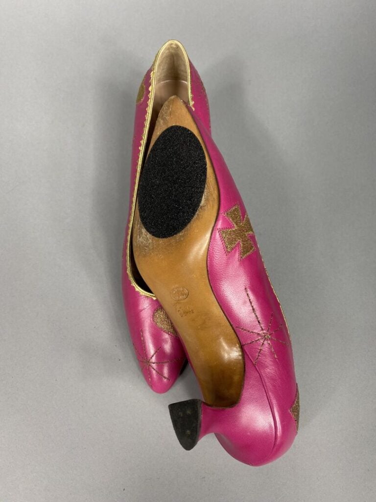 Christian LACROIX - Escarpins en cuir rose et broderies dorées - Pointure 36,5…