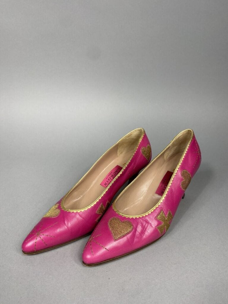 Christian LACROIX - Escarpins en cuir rose et broderies dorées - Pointure 36,5…