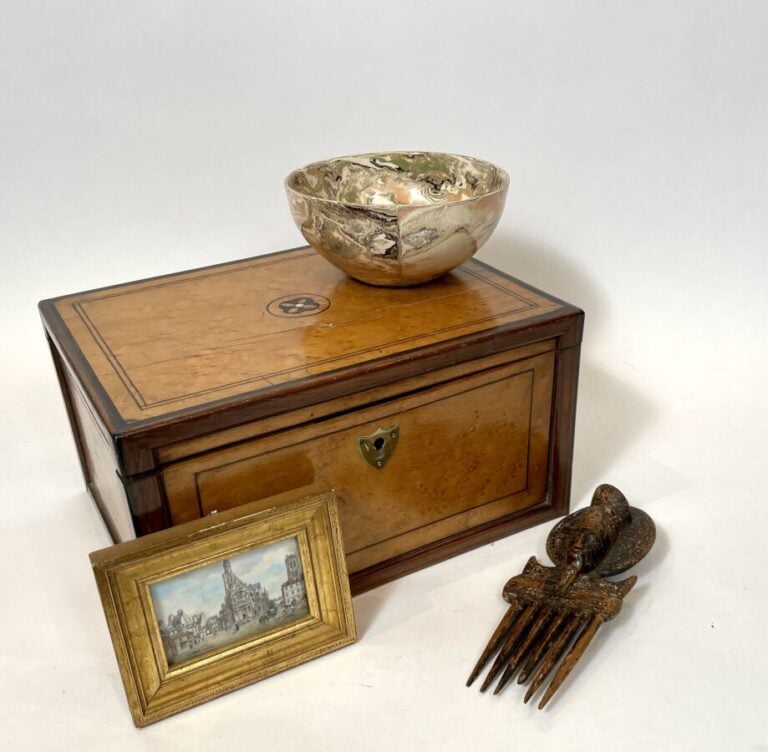 Coffret en bois de placage clair dans des filets sombre. - Fentes - 16 x 29 x 2…