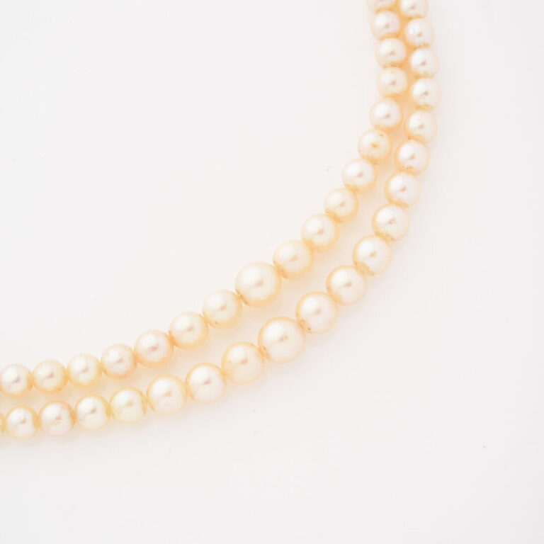 Collier à deux rangs de perles de culture, fermoir crochet en or gris (750) à m…