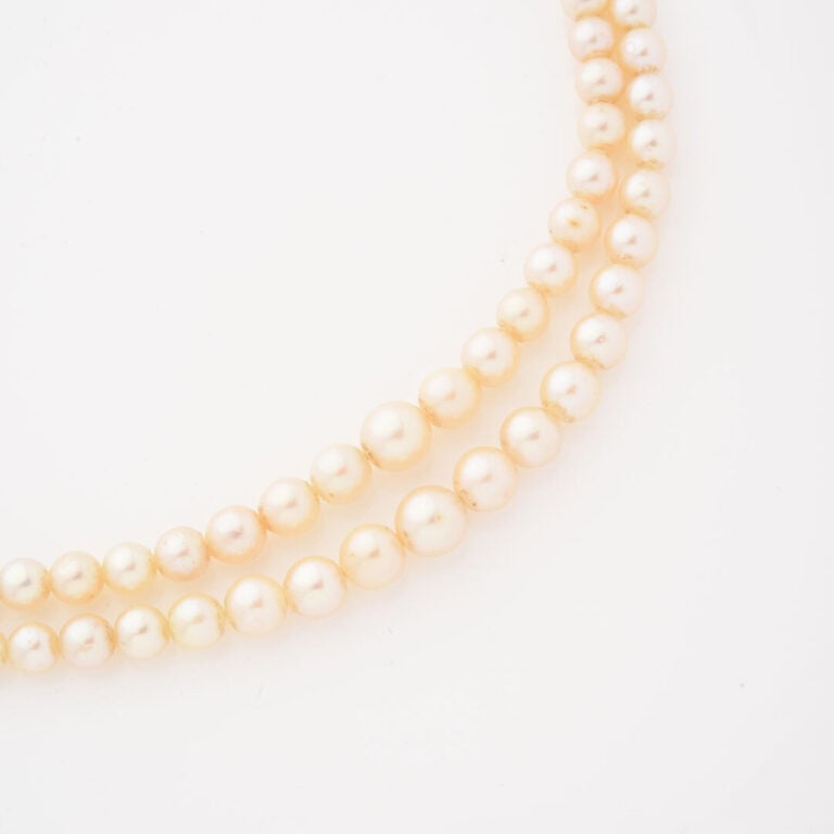 Collier à deux rangs de perles de culture, fermoir crochet en or gris (750) à m…