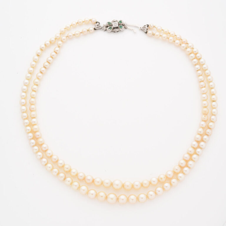 Collier à deux rangs de perles de culture, fermoir crochet en or gris (750) à m…
