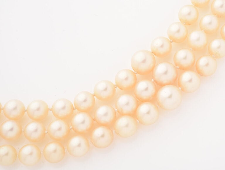 *Collier à trois rangs de perles de culture, fermoir cliquet rectangulaire en p…