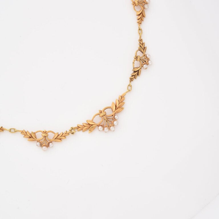 Collier draperie en or jaune (750) , le décolleté souligné d'un motif ajouré de…
