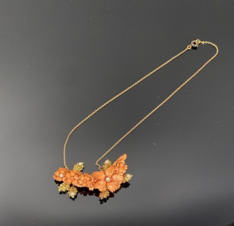 Collier en or jaune (750) à maille forçat limée retenant un important motif de…