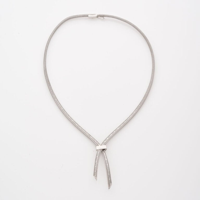 Collier négligé en or gris (750) à maille rigide partiellement amatie terminée…