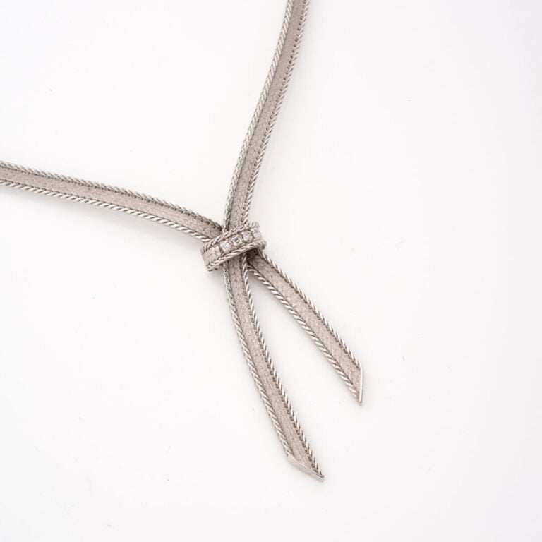 Collier négligé en or gris (750) à maille rigide partiellement amatie terminée…