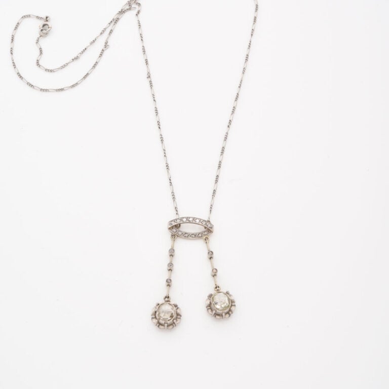Collier négligé en or gris (750) formé d'une fine chaîne à maille gourmette cen…