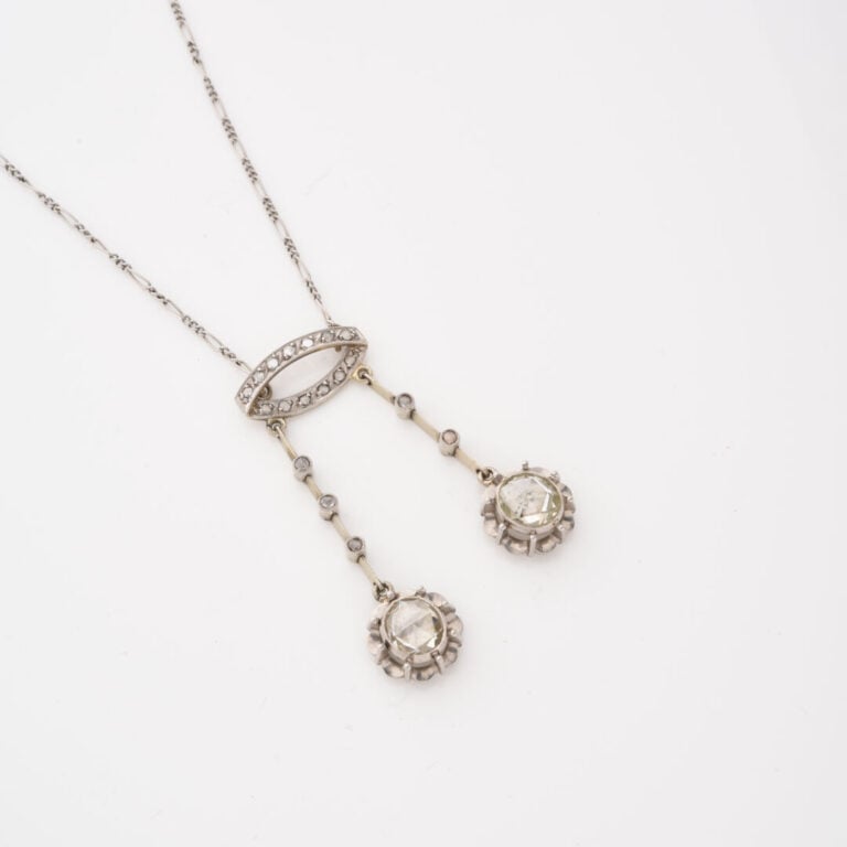 Collier négligé en or gris (750) formé d'une fine chaîne à maille gourmette cen…