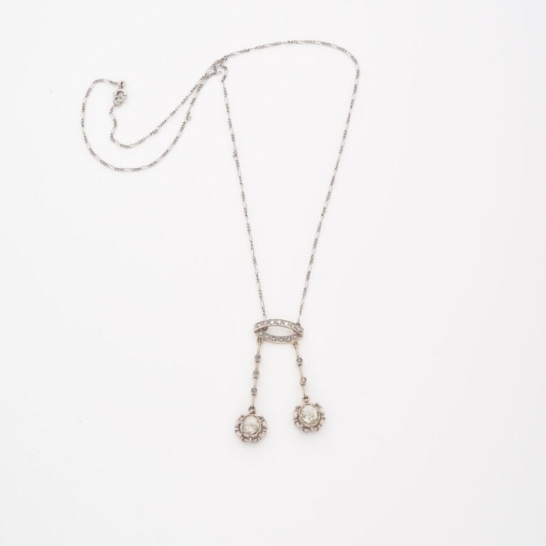 Collier négligé en or gris (750) formé d'une fine chaîne à maille gourmette cen…