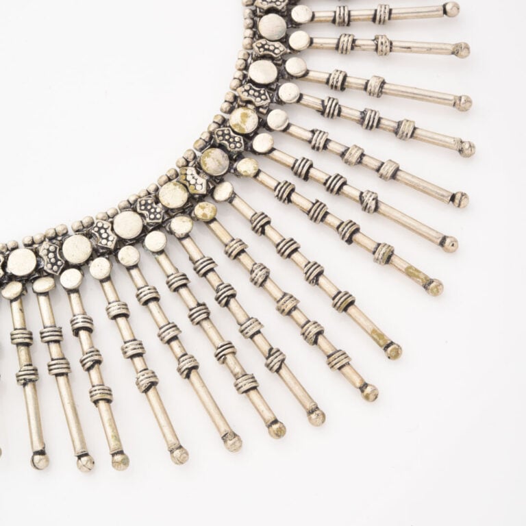 Collier plastron en argent bas titre (min 800) à maillons imbriqués retenant un…