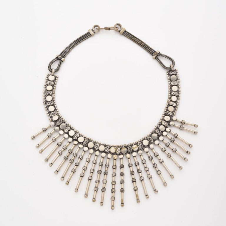 Collier plastron en argent bas titre (min 800) à maillons imbriqués retenant un…