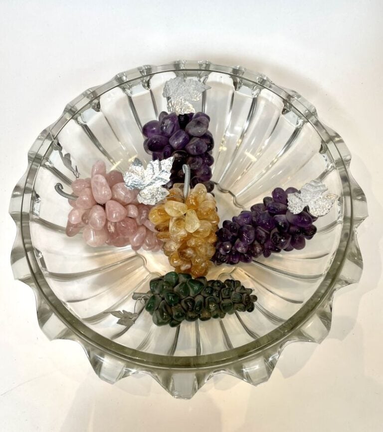 Coupe en verre contenant des grappes de raisins en pierres dures - Hateur : 11…