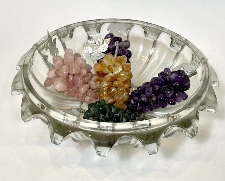 Coupe en verre contenant des grappes de raisins en pierres dures - Hateur : 11…