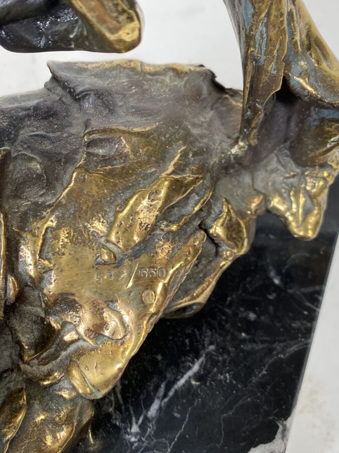 D'après Dali - Saint Georges terrassant le dragon - Bronze à patine dorée, n° 5…