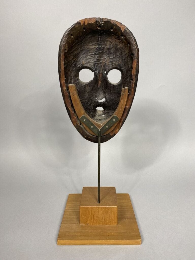 DAN, Côte d'Ivoire - Petit masque aux yeux ronds à la patine laquée noire - H :…
