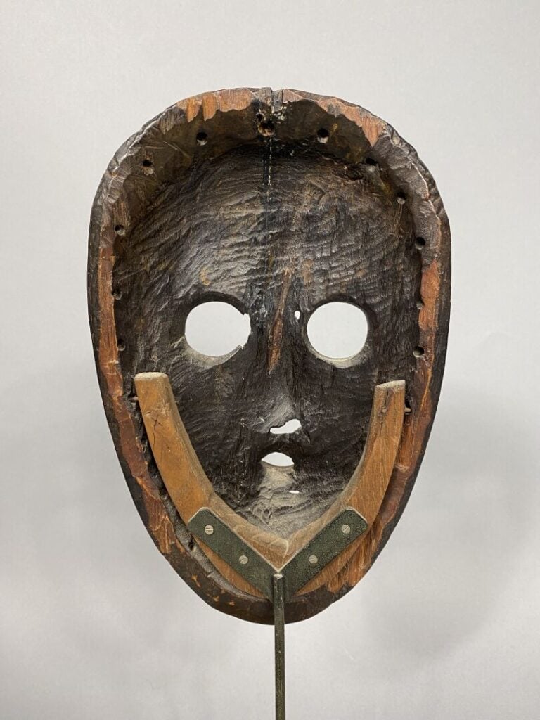 DAN, Côte d'Ivoire - Petit masque aux yeux ronds à la patine laquée noire - H :…