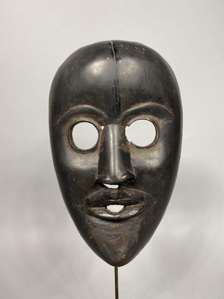 DAN, Côte d'Ivoire - Petit masque aux yeux ronds à la patine laquée noire - H :…