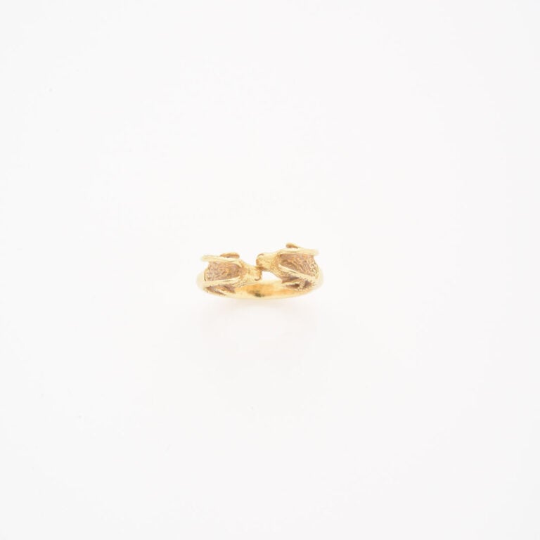 Dans le goût de ZOLOTAS - Bague en or jaune (750) ornée de deux têtes de bélier…
