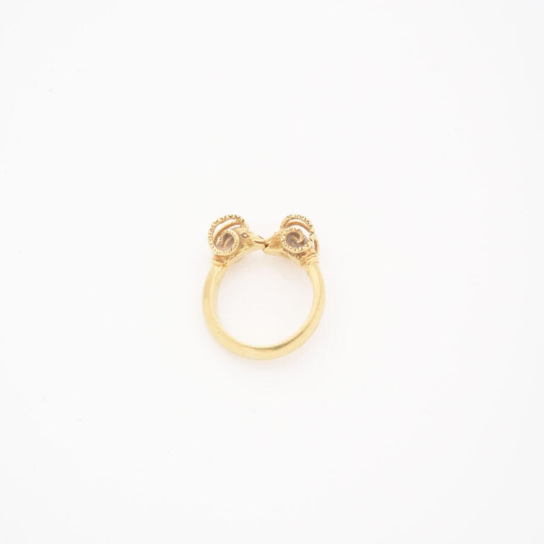 Dans le goût de ZOLOTAS - Bague en or jaune (750) ornée de deux têtes de bélier…
