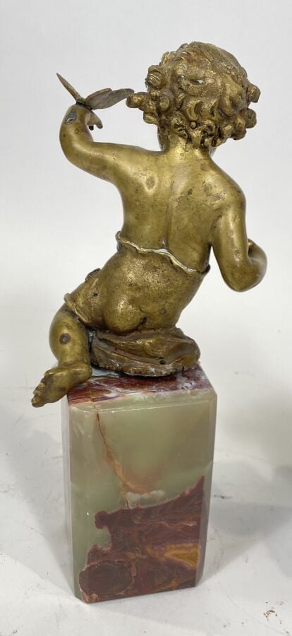 Deux amours en métal doré sur des socles en pierre à l'imitation de l'onyx - (a…