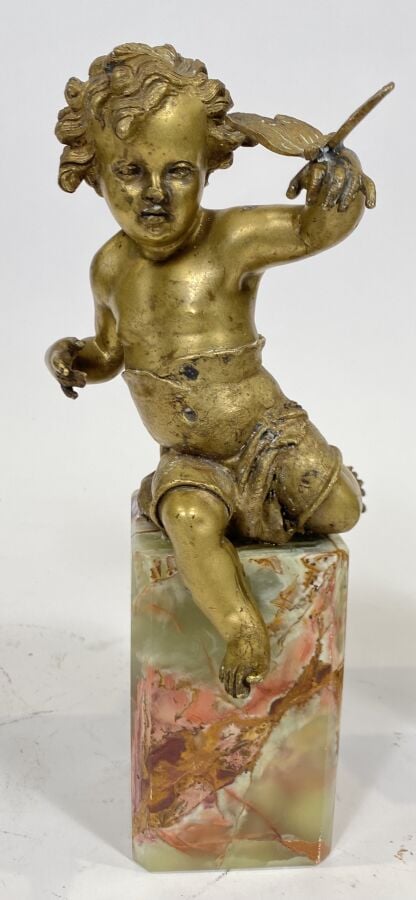 Deux amours en métal doré sur des socles en pierre à l'imitation de l'onyx - (a…