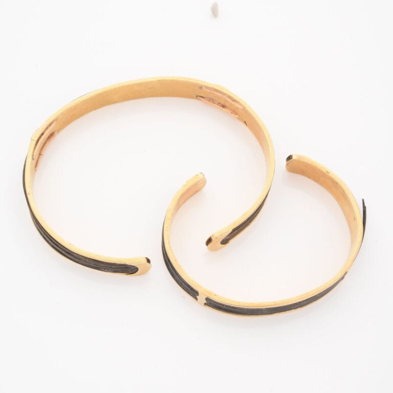 *Deux bracelets jonc ouverts en or jaune (750) ornés de crin - Poids brut : 21.…