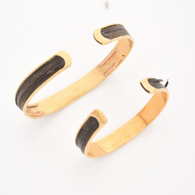 *Deux bracelets jonc ouverts en or jaune (750) ornés de crin - Poids brut : 21.…